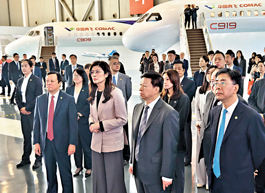 ●4月9日上午，中國國民黨主席鄭麗文一行，參觀中國商飛上海飛機設計研究院。 中新社