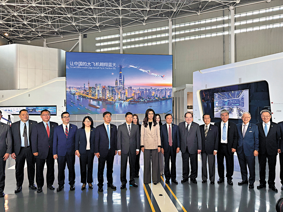 ●鄭麗文一行參觀中國商飛上海飛機設計研究院。   香港文匯報記者張帆  攝