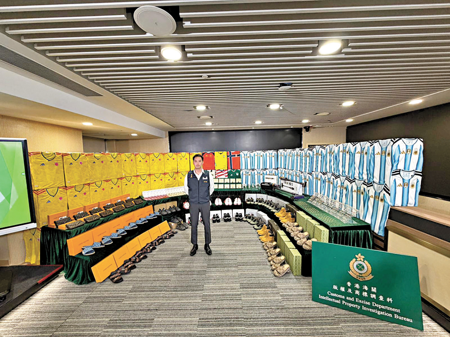 ●海關展示檢獲的侵權物品，當中包括大批冒牌球衣。 香港文匯報記者黃宇威  攝