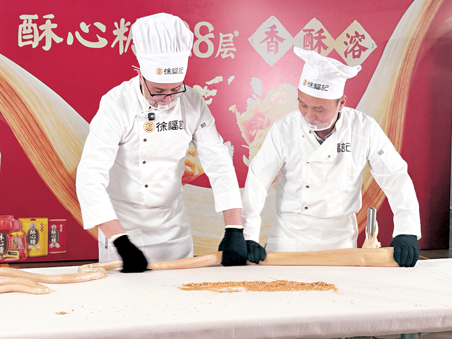 ●「米蘭小哥」Karem（左）在體驗糖果製作。