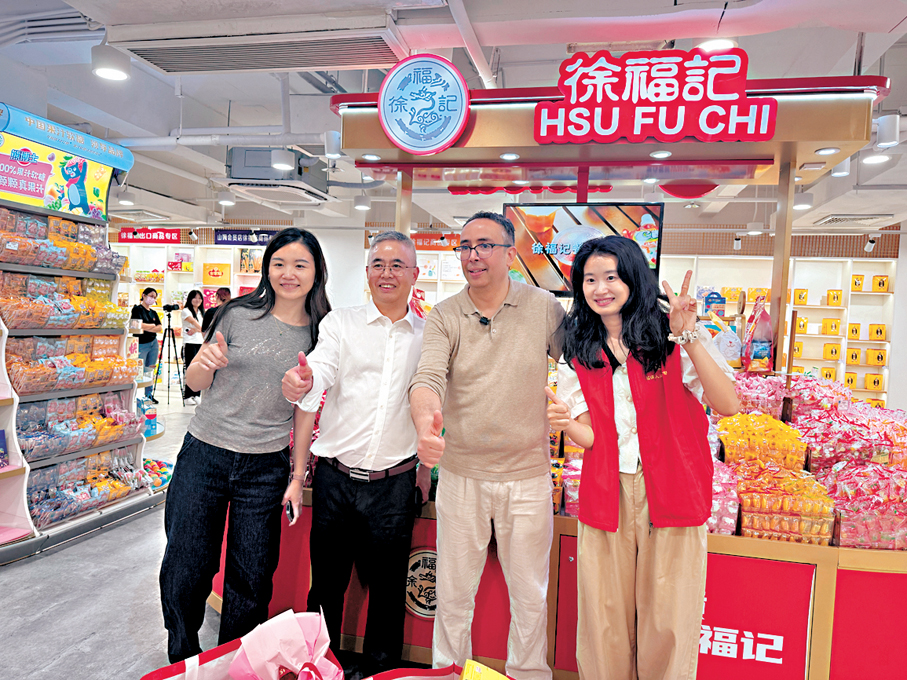 ●因「跨國求酥心糖」而在網絡爆紅的意大利酒店前台小哥Karem來到東莞糖果廠圓夢。