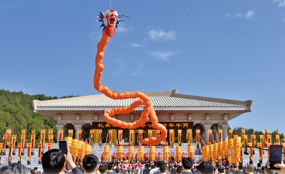 ●56米高的「金色飛龍」騰躍而起，承載着中華兒女對人文初祖的無限崇敬。