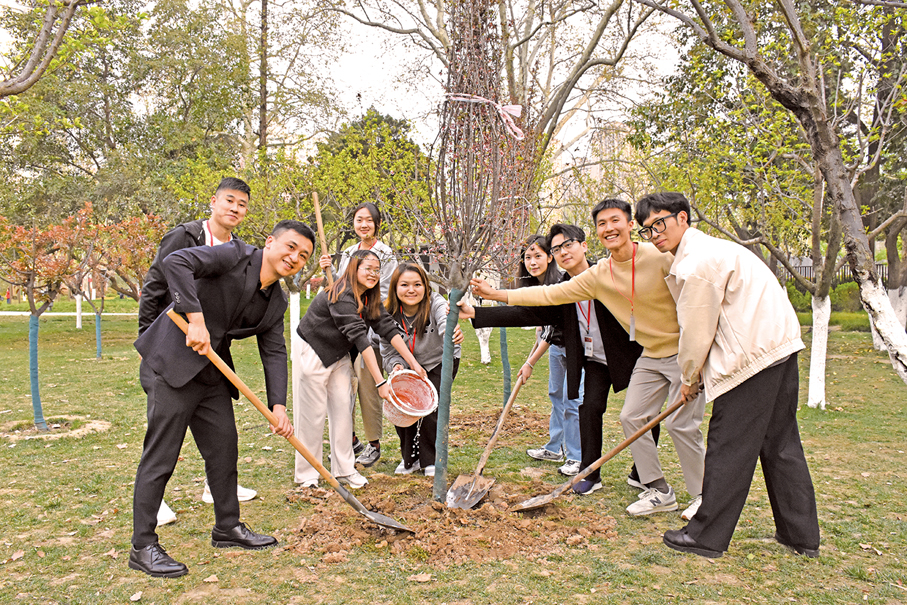 ●澳青研習團與當地青年一同種下20棵紅梅樹。