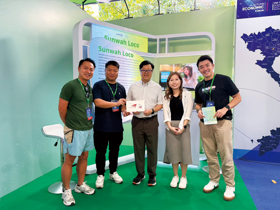 ●「LocoBike」早前經HK Tech 300活動與越南新華集團深入交流，並成為合作夥伴，進軍越南的共享電單車市場。圖左二為LocoBike創辦人程俊豪、左三為城大協理副校長（企業）何頌賢。