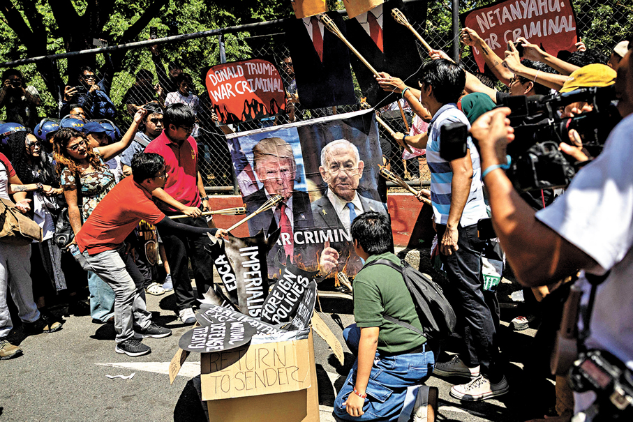 ●美以發起戰爭引發多地不滿。圖為菲律賓抗議人士焚燒特朗普及內塔尼亞胡的肖像。 路透社