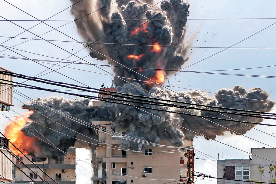 ●黎巴嫩南部建築物中彈爆炸一刻。 法新社