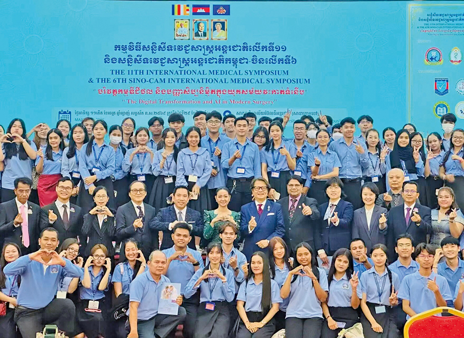 ●專家團隊與當地醫生及醫學生在醫學會議上展開深度學術交流。