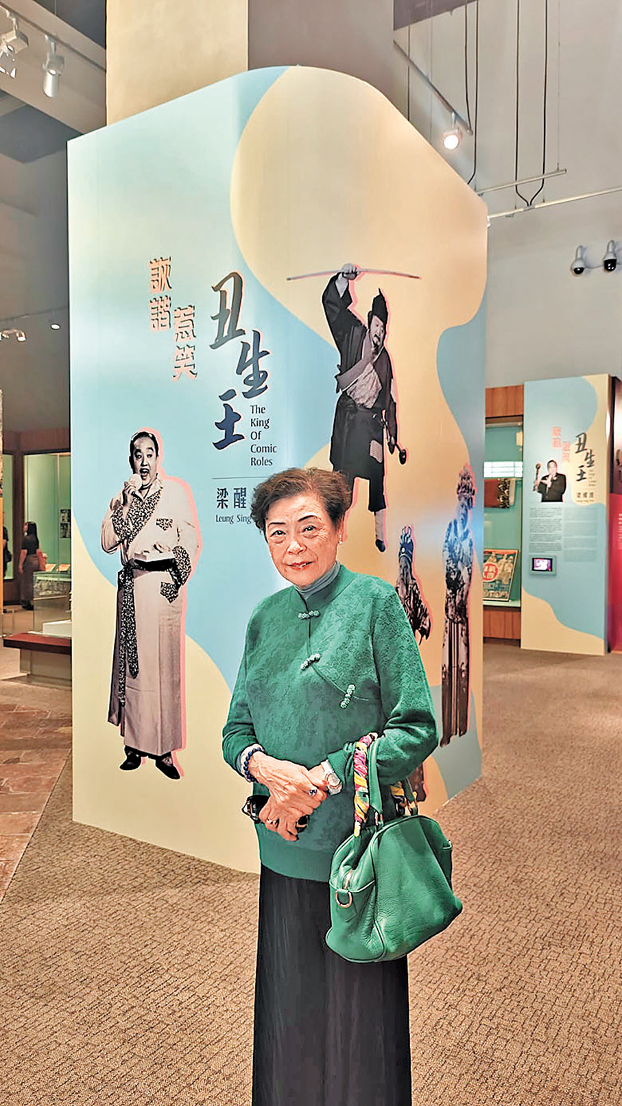 ●梁葆貞出席父親梁醒波的展覽。    作者供圖
