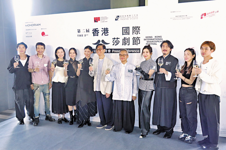 ●眾人舉杯預祝演出成功。   香港文匯報記者阿祖  攝