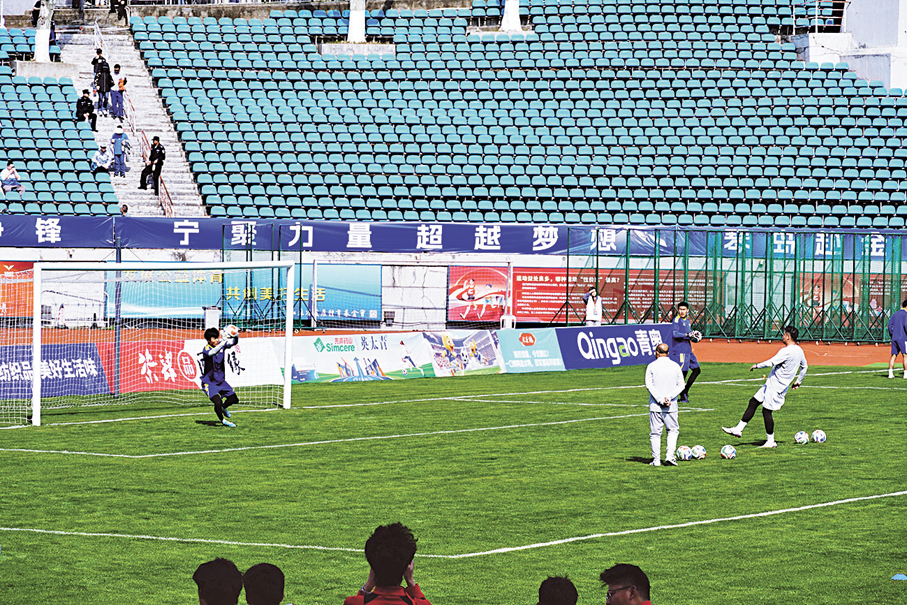 ●「蘇超」南京隊進行賽前訓練。