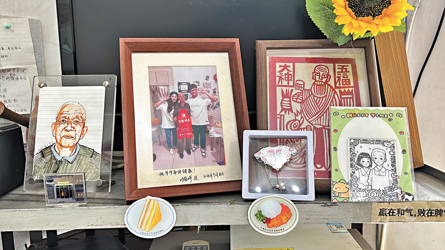 ●「小雨點」裏還保留着原來的照片等物件，處處充滿着對台胞夫婦的懷念。