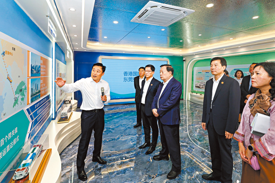 ●夏寶龍在香港國際機場東莞空港中心調研。