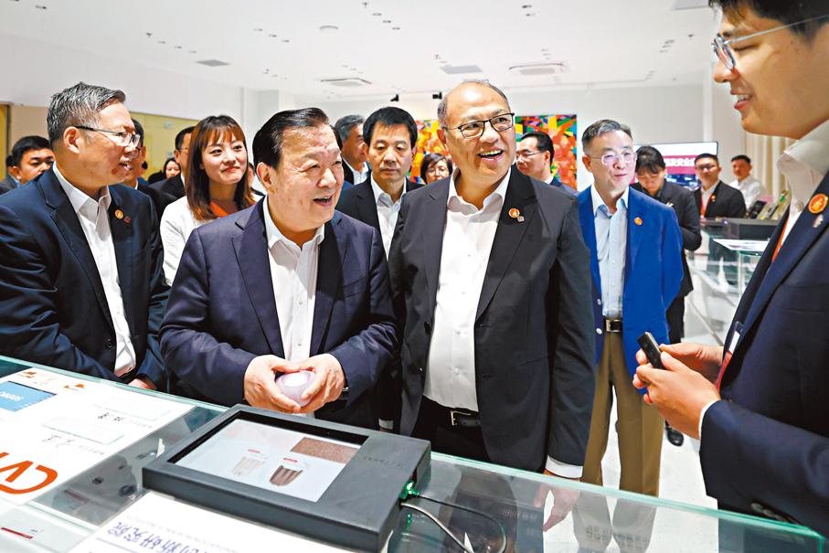 ●夏寶龍在香港理工大學大亞灣研究院調研。