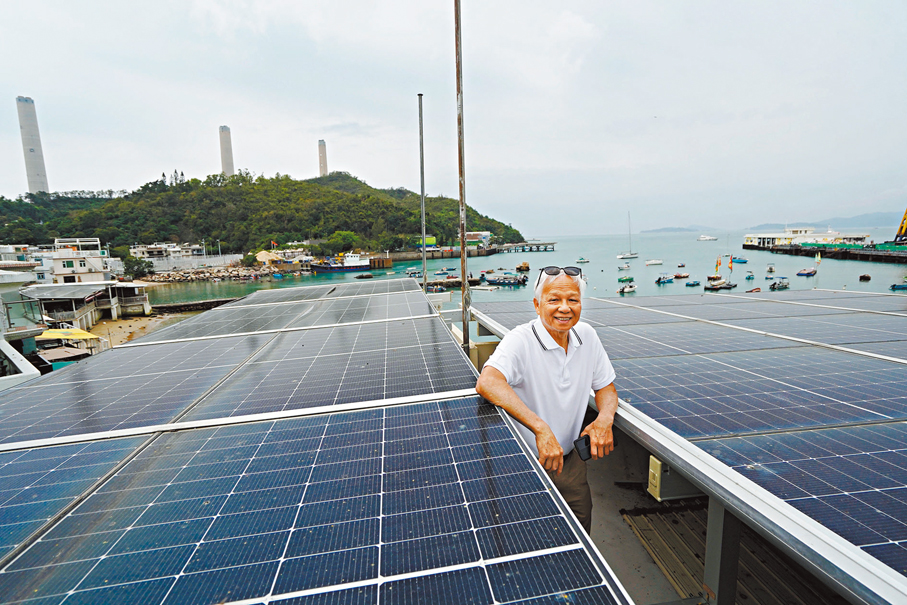 ●溫揚堅指太陽能板既能發電又能為頂層房間隔熱，一舉多得。 香港文匯報記者曾興偉  攝