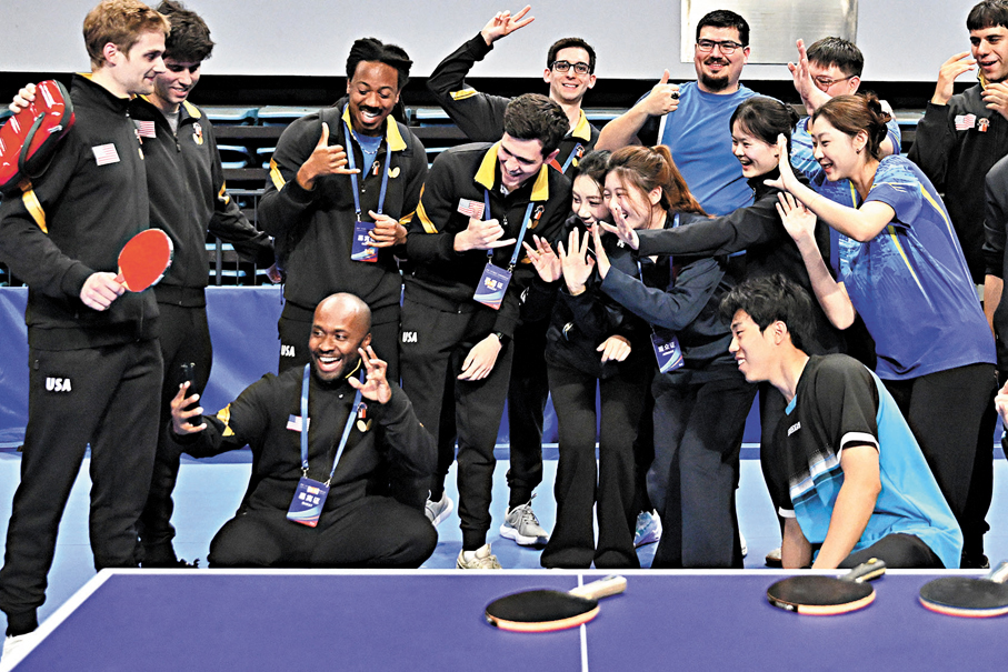 ●4月10日，中美「乒乓外交」55周年紀念大會暨中美青少年體育交流系列活動啟動儀式在北京舉行。圖為中美青年拍攝視頻互動。 中新社