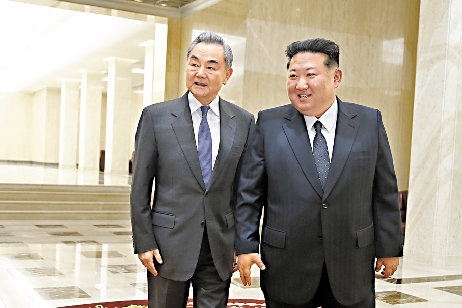 ●4月10日，朝鮮勞動黨總書記、國務委員會委員長金正恩在平壤勞動黨中央總部會見中共中央政治局委員、外交部長王毅。 新華社