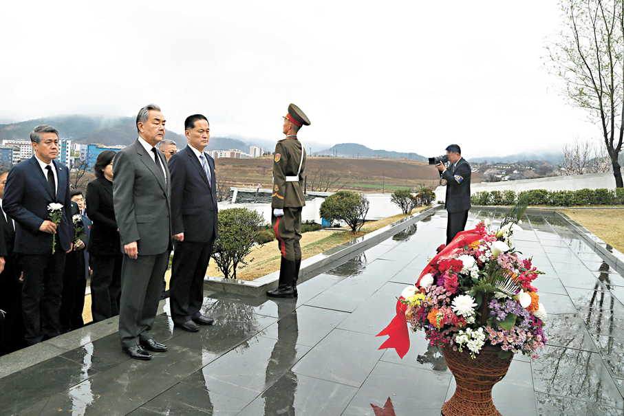 ●4月10日，正在朝鮮訪問的中共中央政治局委員、外交部長王毅專程前往平壤東部江東郡祭掃中國人民志願軍烈士陵園，深切緬懷犧牲在朝鮮大地的中國人民志願軍英烈。 新華社