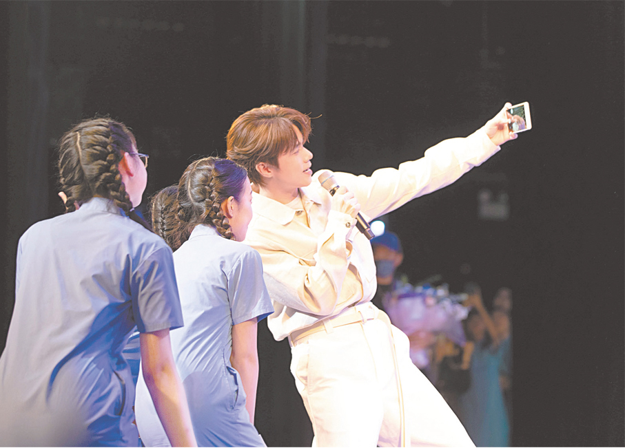 ●張敬軒與年輕人一起打卡。 資料圖片