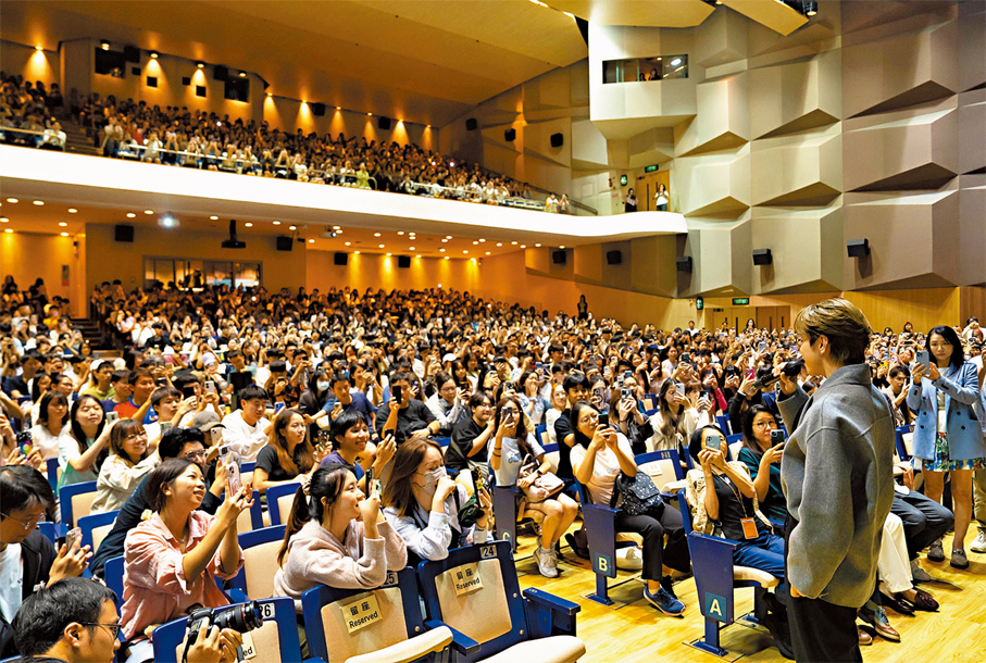 ●張敬軒與青年粉絲互動，場面熱鬧。 資料圖片