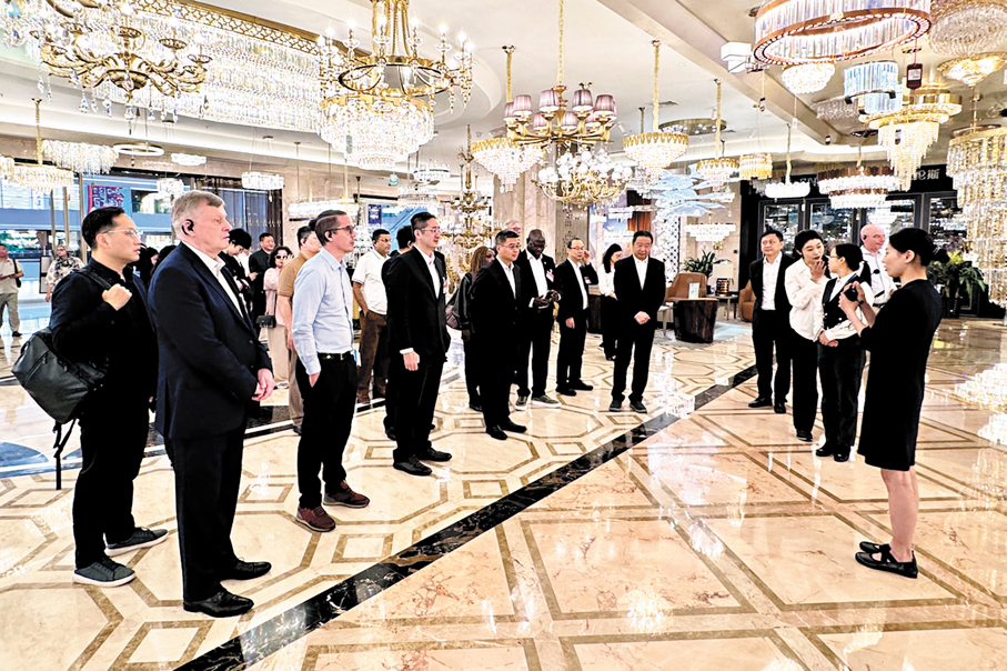 ●參訪團走進「世界燈都」中山古鎮鎮。 香港文匯報記者李紫妍  攝