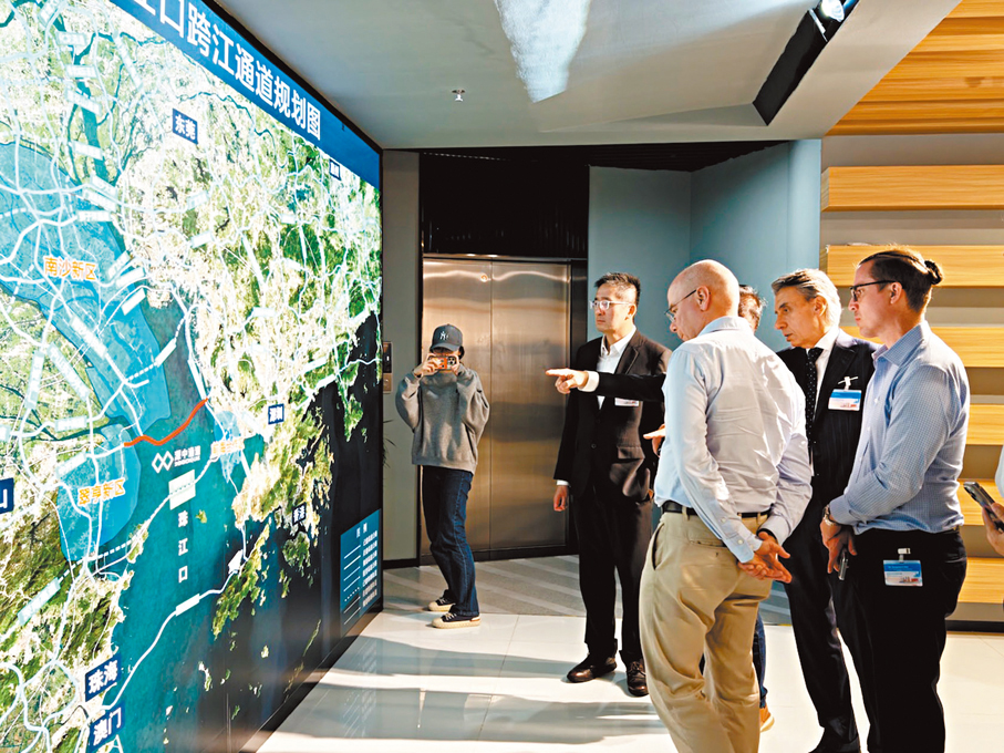 ●參訪團成員在灣區跨海通道科普基地了解工程建設背景。 香港文匯報記者帥誠  攝