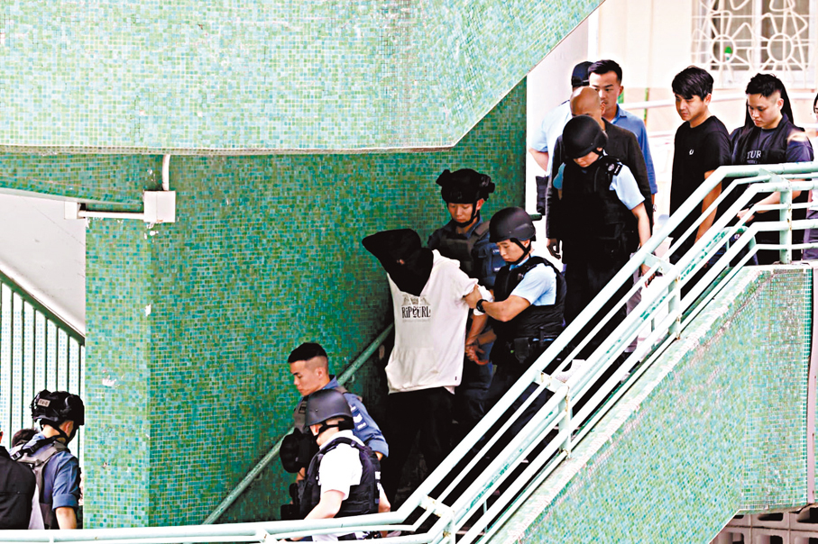 ●在柴灣環翠商場落網的疑犯已脫去黑色外套，只穿白色短袖衫。 香港文匯報記者劉友光  攝