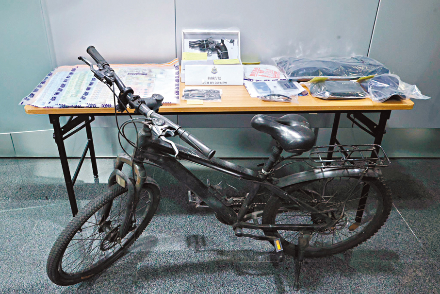 ●警方展示檢獲的證物。 香港文匯報記者孫嘉蔚  攝