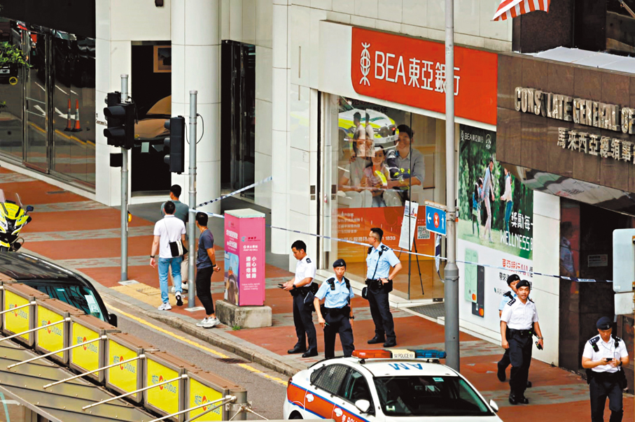 ●警方封鎖現場調查。香港文匯報記者劉友光  攝