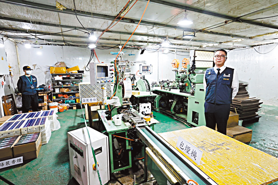 ●海關搗破粉嶺地下製煙工場。香港文匯報記者劉友光  攝