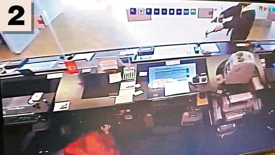 ●劫匪持手槍物體及鐵錘再度指向女職員，其間用錘敲擊櫃位的透明膠板。