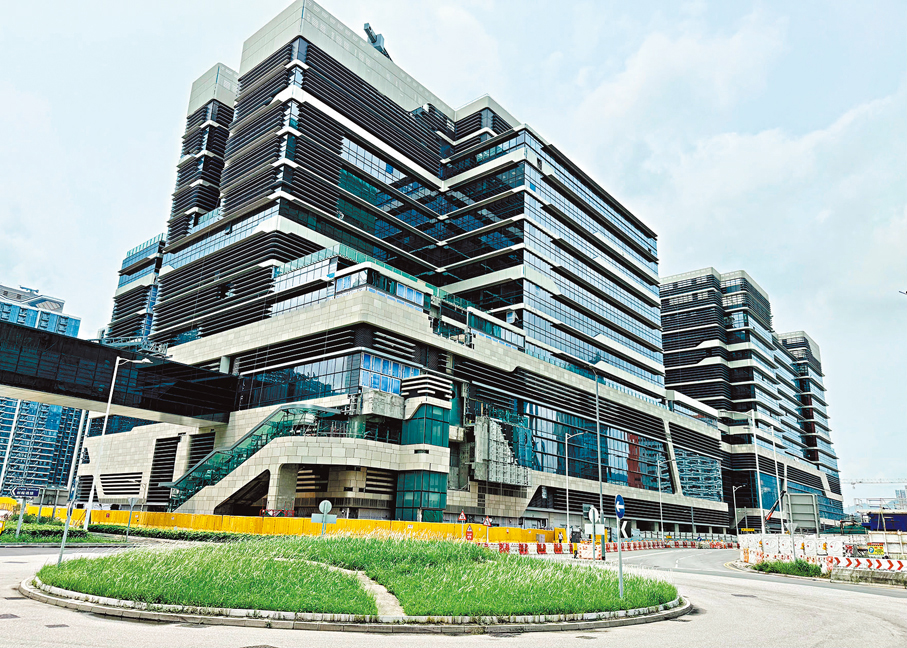 ●啟德醫院將於10月開始分階段投入服務。圖為腫瘤科大樓，後方為專科門診大樓。