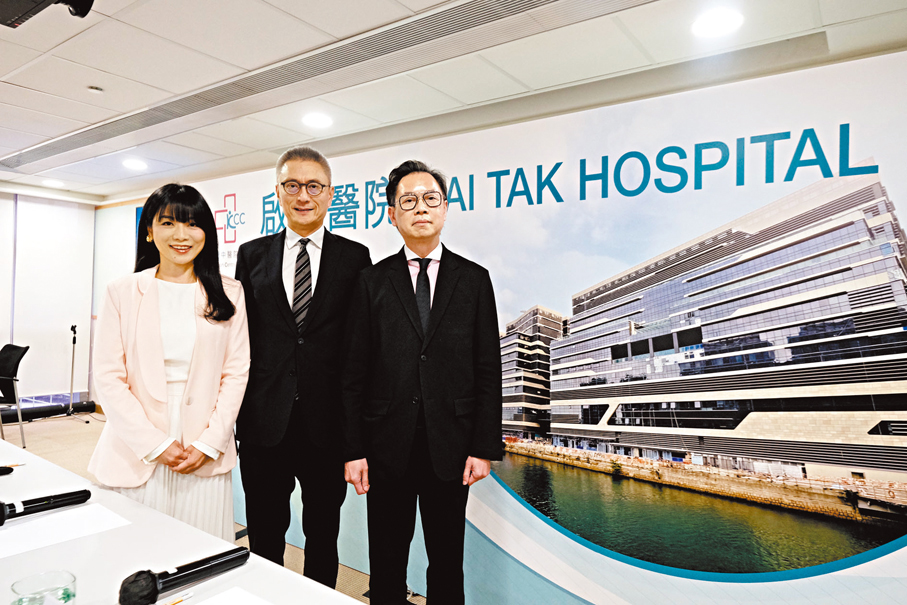 ●左起：九龍中醫院聯網總行政經理周寶鈴、九龍中醫院聯網總監張復熾、九龍中醫院聯網行政事務總經理雷沛然。  香港文匯報記者涂穴  攝