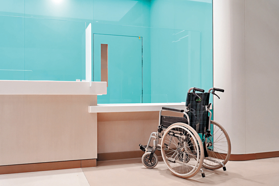 ●啟德醫院共有五座大樓，各登記處均設有高度適合輪椅人士使用的暢通易達服務櫃枱。醫管局供圖