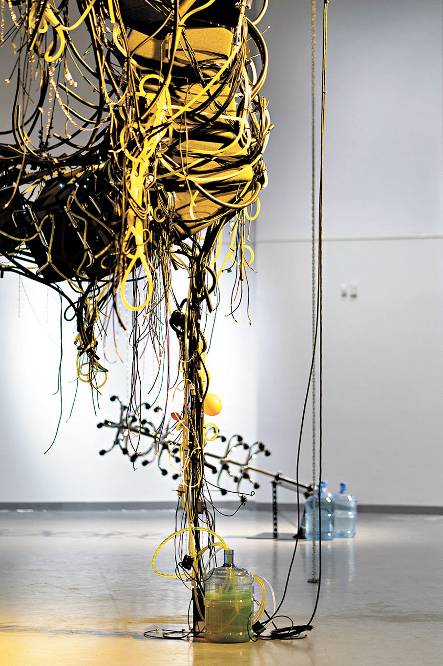 ●辦公室元素在展覽的各處細節展現。