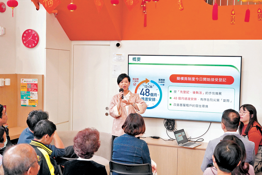 ●今年3月，何永賢在南昌社區客廳向30多名劏房住戶介紹《簡樸房條例》具體規管內容。 資料圖片