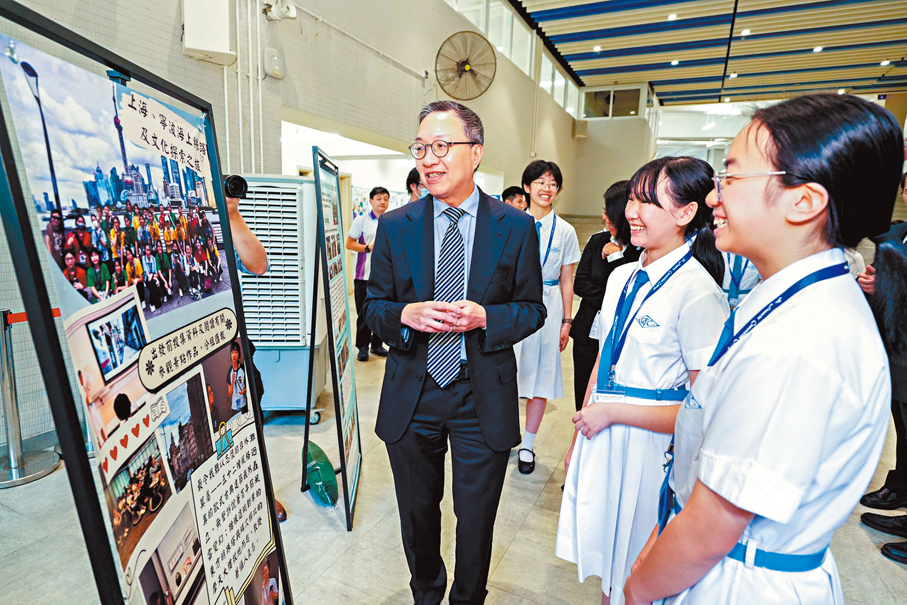 ●林定國日前到灣仔區的嘉諾撒聖方濟各書院，與該校中四至中五級同學們交流。    林定國Fb圖片