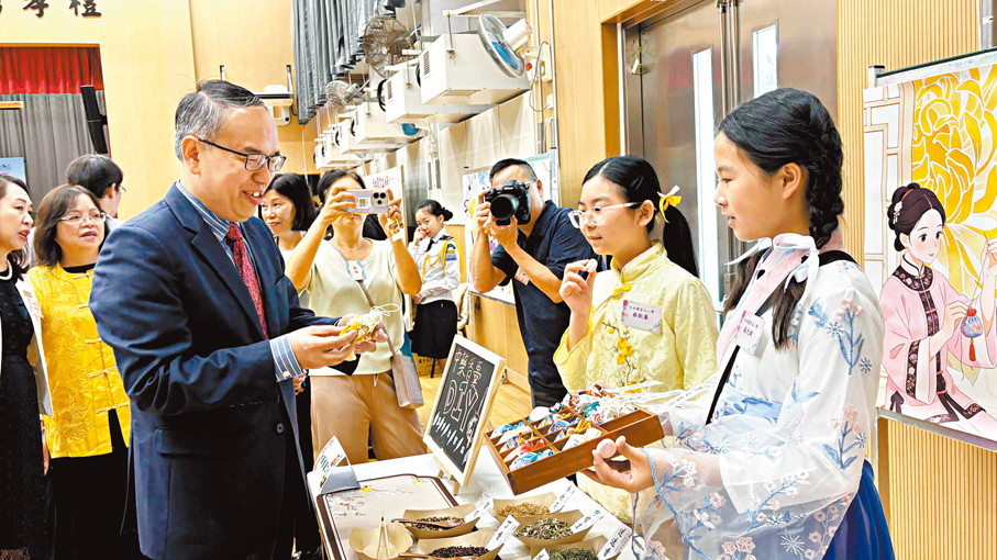 ●許正宇日前到訪天水圍官立小學。財經事務及庫務局Fb圖片