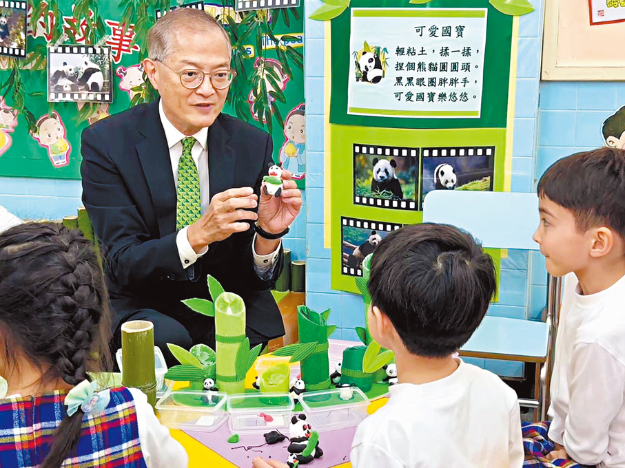 ●盧寵茂日前走進蘇浙小學校。 醫衞局Fb圖片