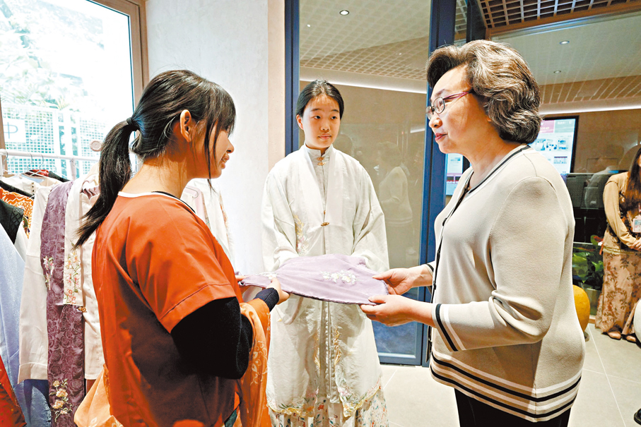 ●楊何蓓茵日前到訪位於觀塘的福建中學。楊何蓓茵Fb圖片