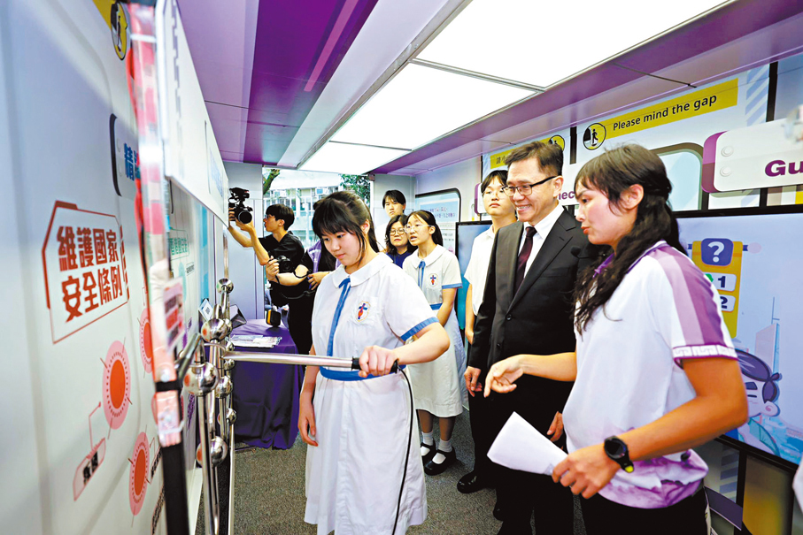 ●孫東日前到訪位於觀塘的新生命教育協會呂郭碧鳳中學。 創新科技及工業局Fb圖片