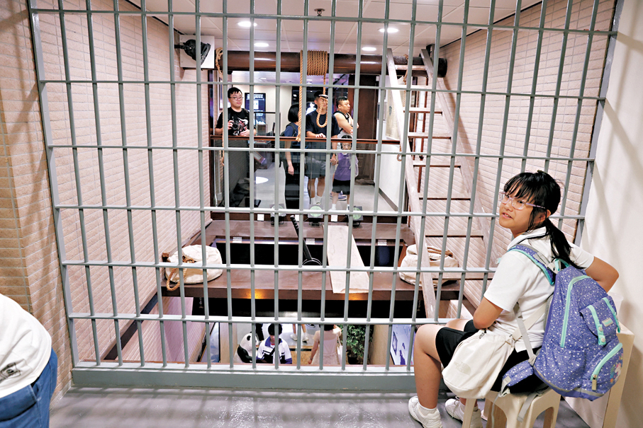 ●孩子走進模擬囚室體驗囚犯生活，藉此銘記必須守法，共同維護國家安全。 