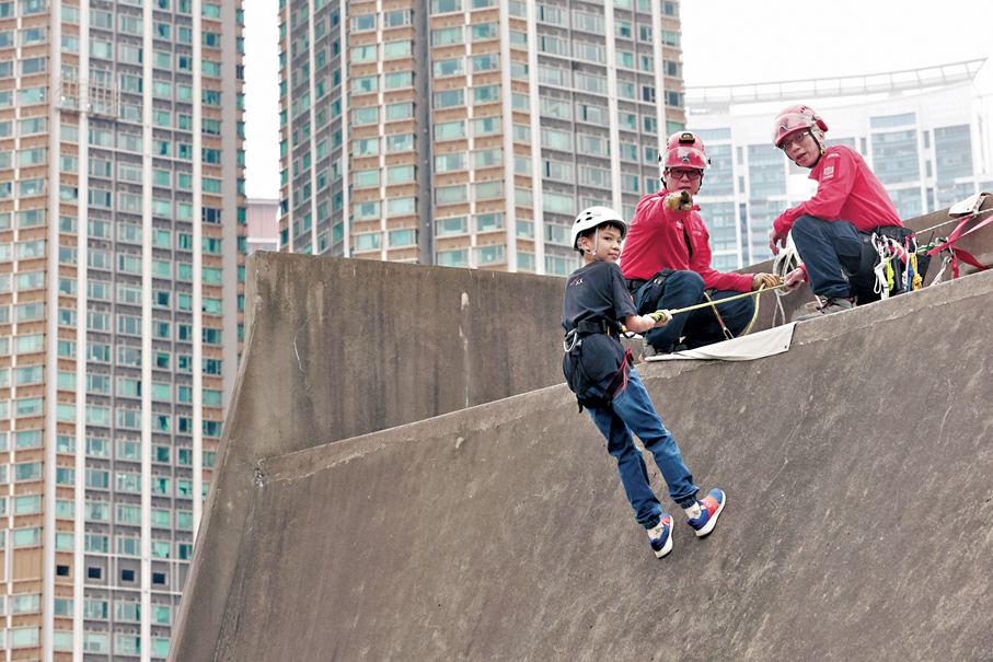 ●高空游繩下降體驗。