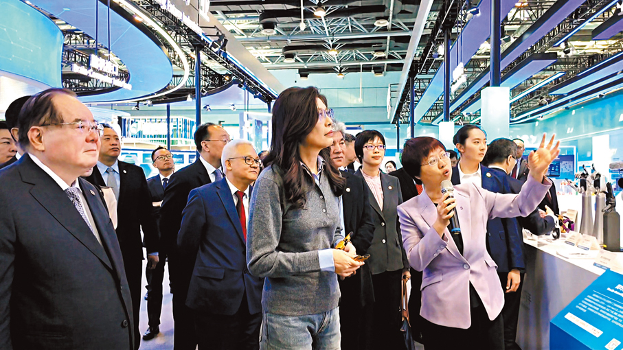 ●4月11日，鄭麗文一行參觀中關村國家自主創新示範區展示中心。