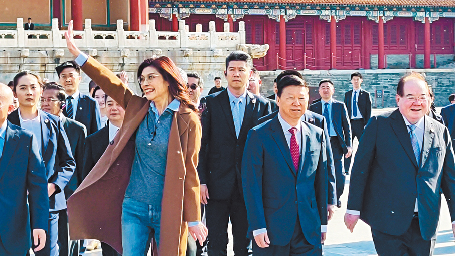 ●鄭麗文在故宮向遊客熱情招手。