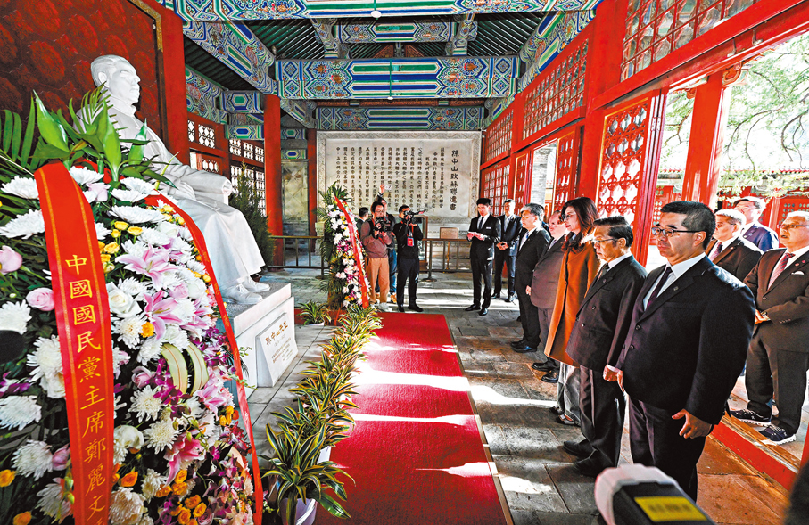 ●4月11日上午，中國國民黨主席鄭麗文率國民黨訪問團，到北京香山碧雲寺拜謁孫中山先生衣冠塚。這是鄭麗文一行在香山碧雲寺孫中山紀念堂向孫中山先生像敬獻花籃。     新華社