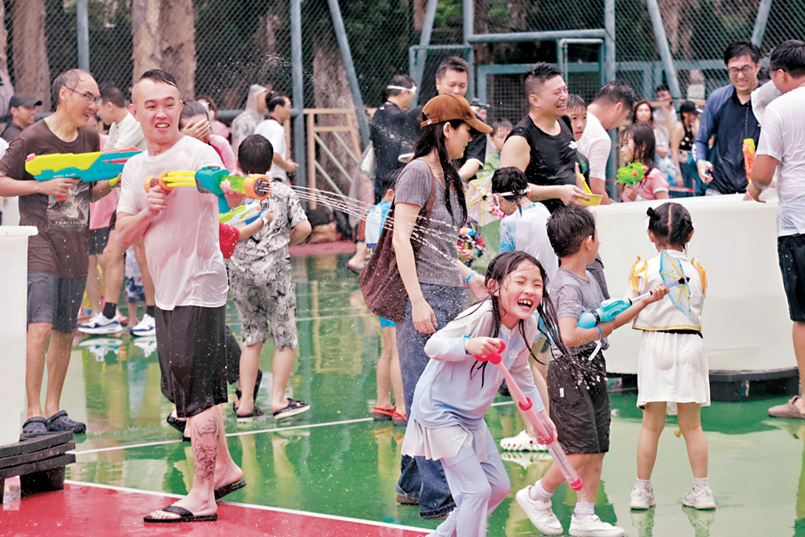 ●現場市民情緒高漲，在籃球場改裝的「水戰區」大玩水槍。香港文匯報記者北山彥  攝