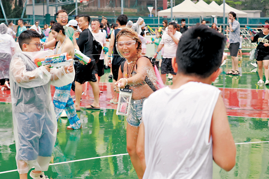 ●許多市民自備水槍參與這場水戰。香港文匯報記者北山彥  攝