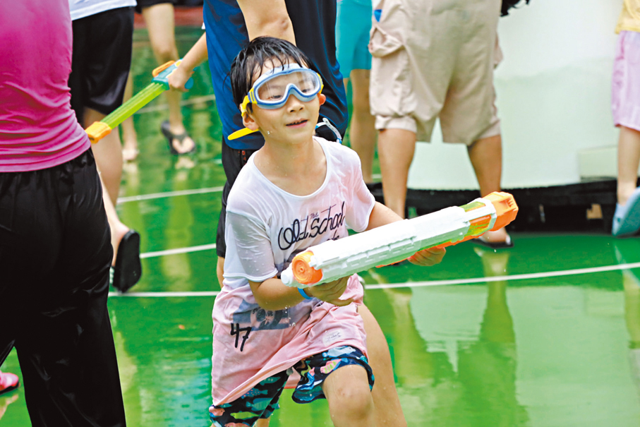 ●小孩水戰中不覺疲累，積極尋找「下一目標」。 香港文匯報記者北山彥  攝