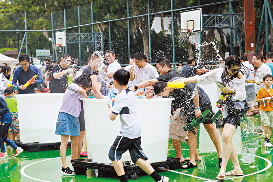 ●儘管現場偶有陣雨，但仍有大批市民及旅客「參戰」。 香港文匯報記者北山彥  攝