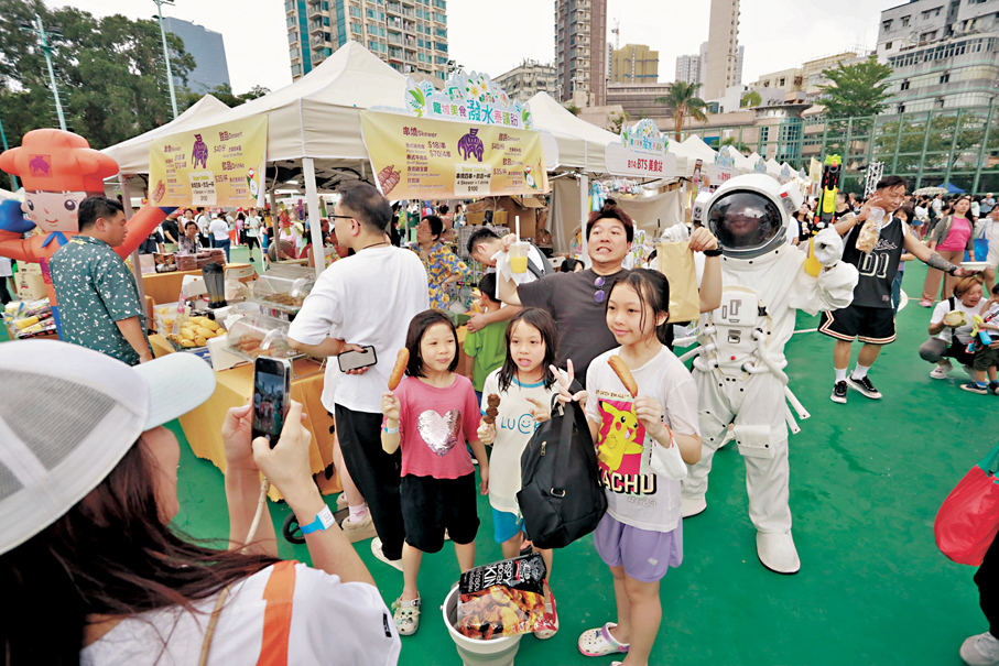 ●市民一邊享受美食一邊扮鬼扮馬。 香港文匯報記者北山彥  攝